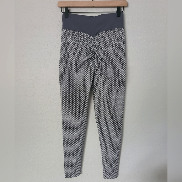 High Rise Butt Scrunch Leggings - Picture 6 of 7